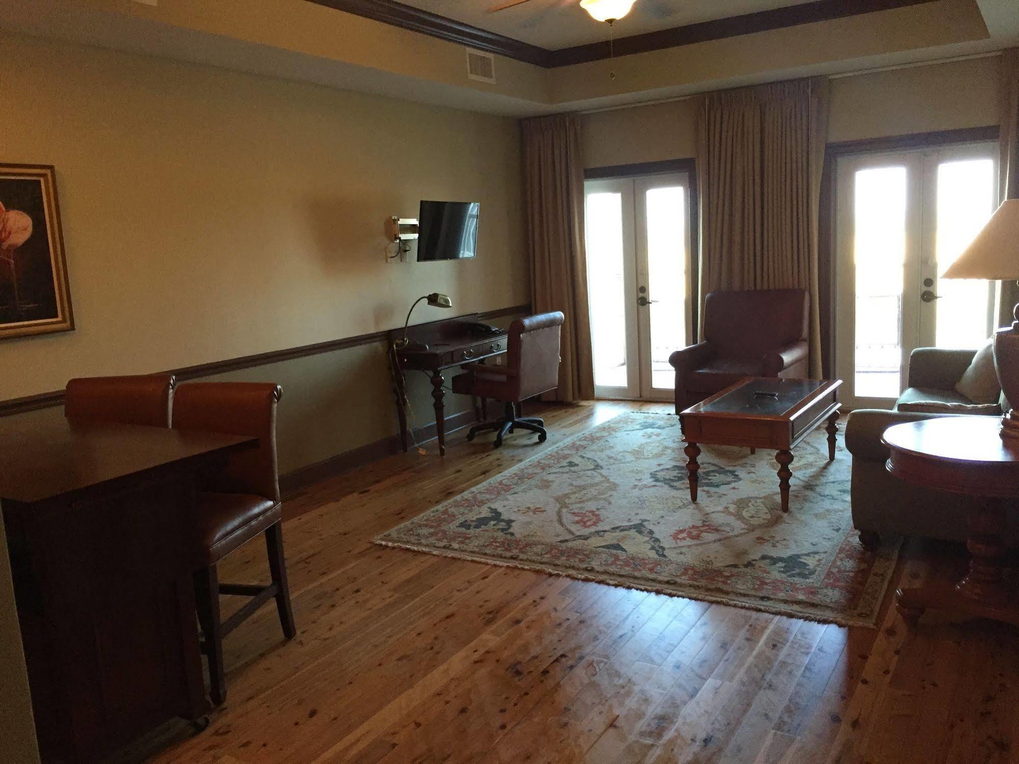 Water Street & Marina, Ascend Collection Hotel 4*