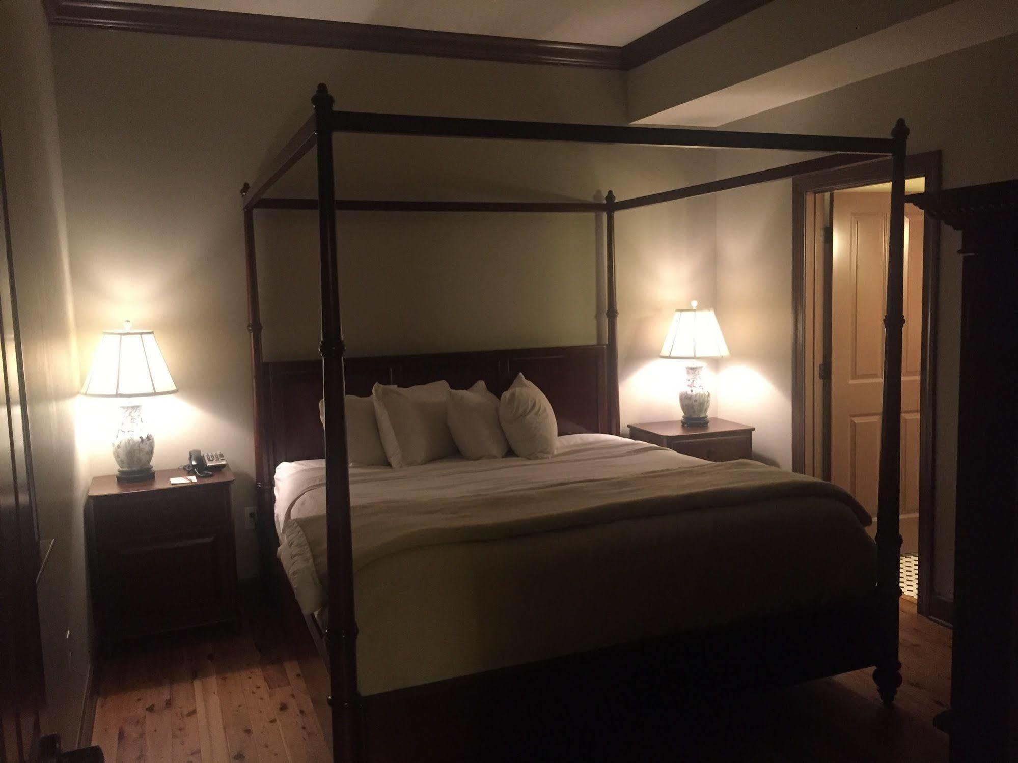 Water Street & Marina, Ascend Collection Hotel 4*